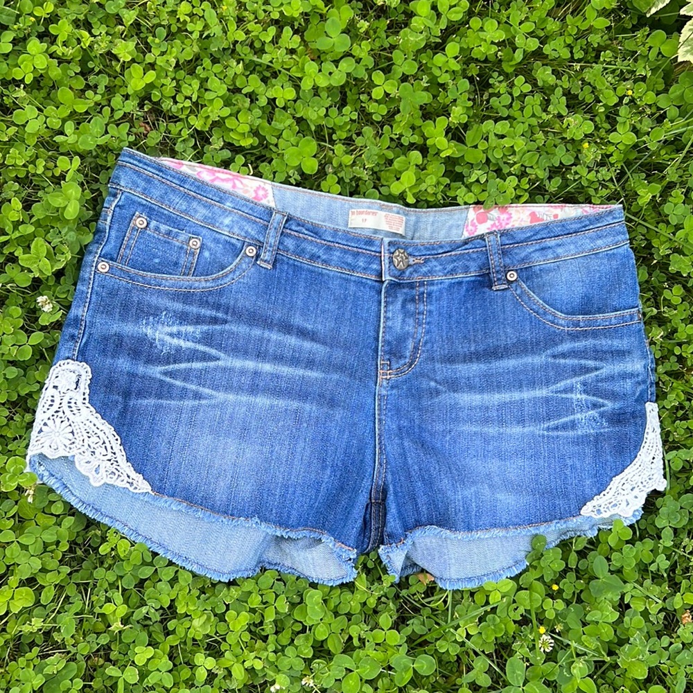 Denim shorts with crotchet appliqué.